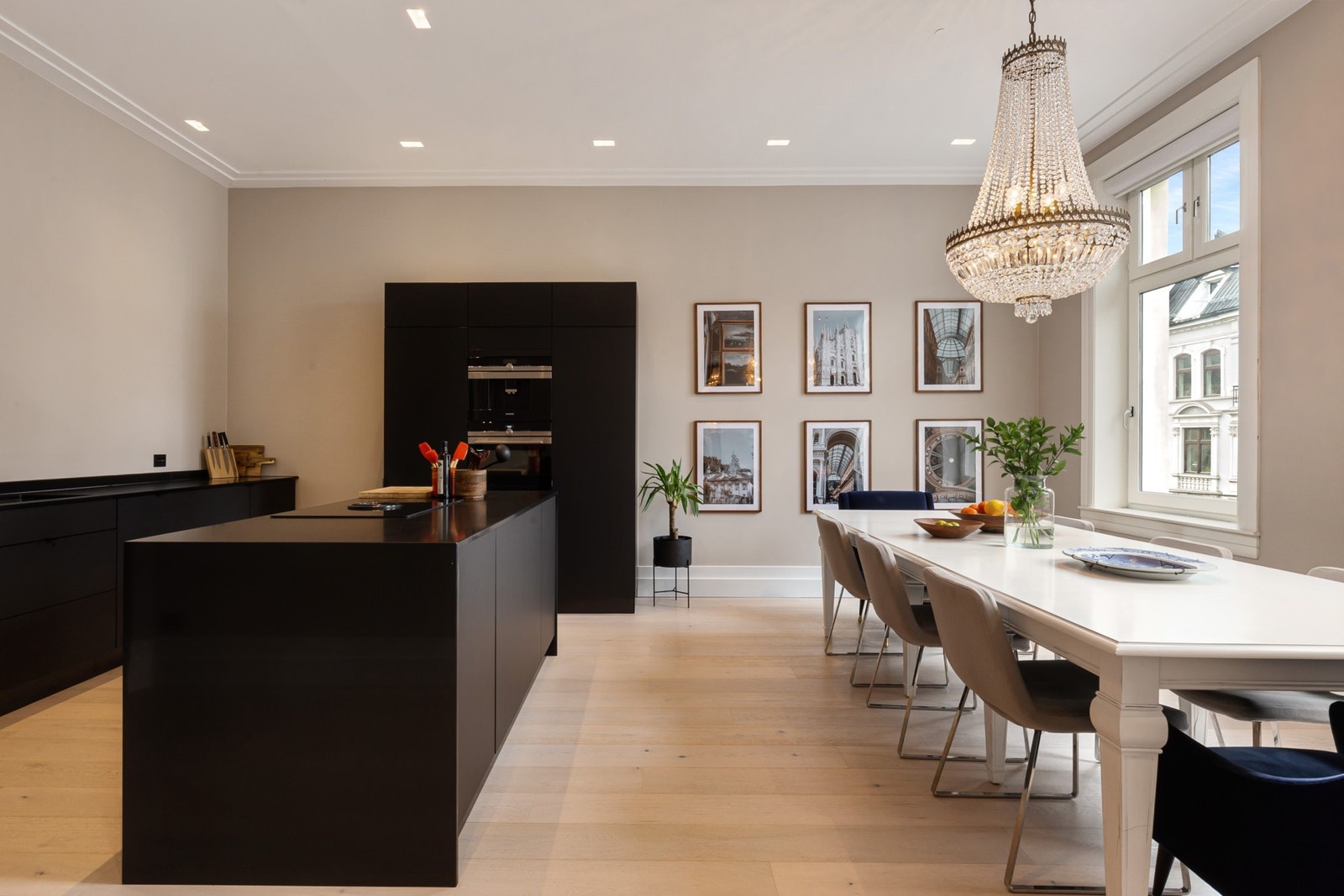 Stort kjøkken med omfangsrik Kvik kjøkkeninnredning. Galleribilde