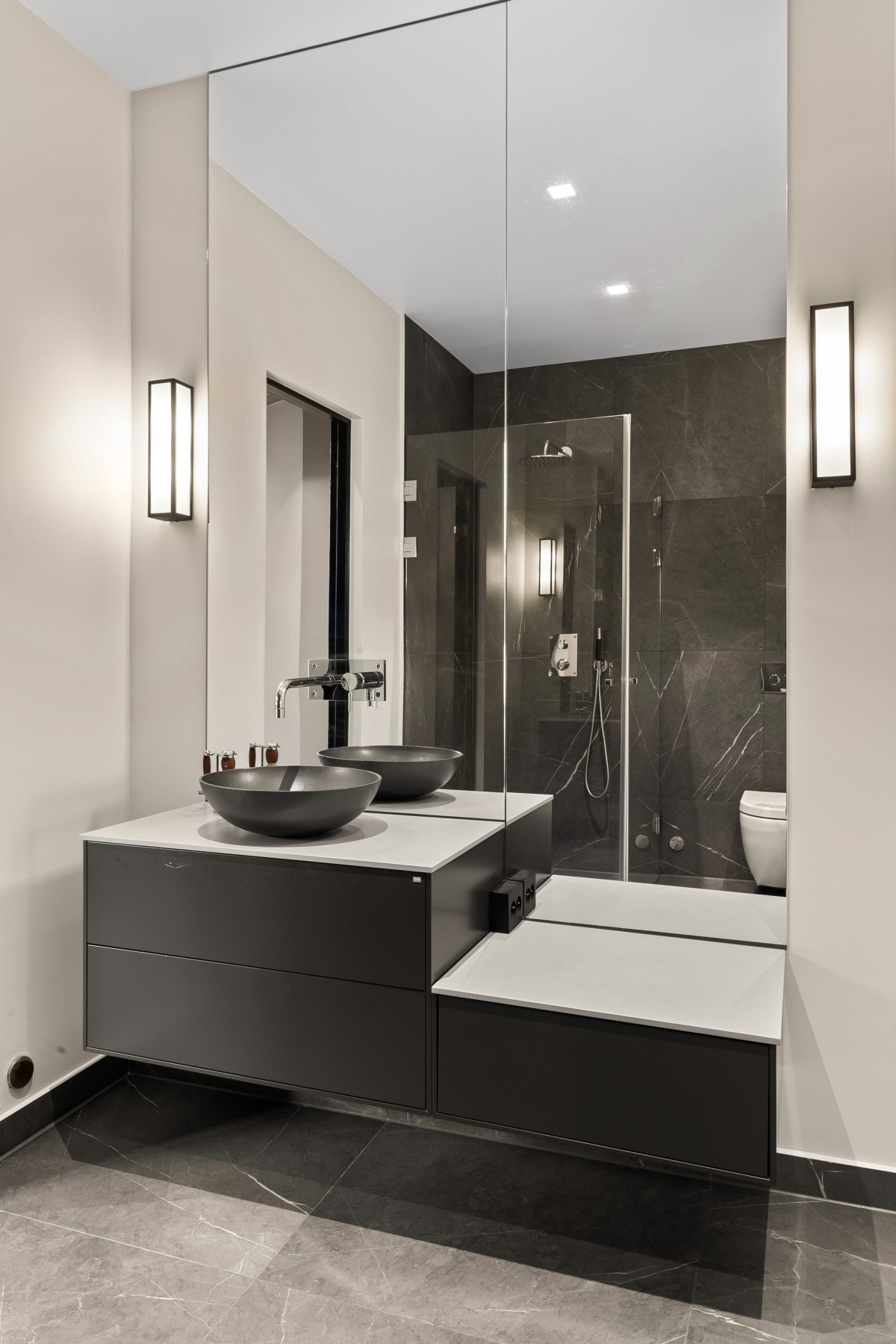 Flott innredet med mørk baderomsinnredning. Galleribilde