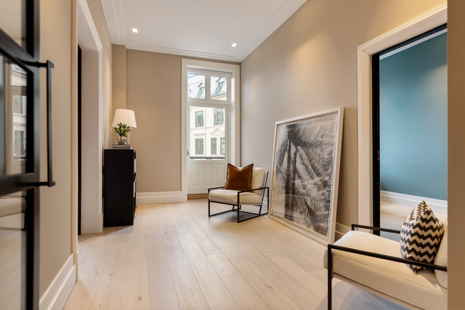 Romslig ekstra-stue med direkte adkomst til balkong. Galleribilde