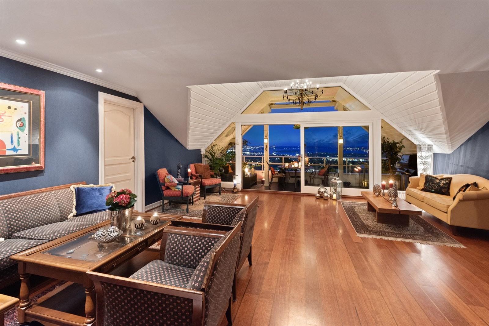 Store skyvedører i glass fra stue ut til veranda. Dette gir leiligheten et flott særpreg, og bringer inn mye naturlig lys. Galleribilde