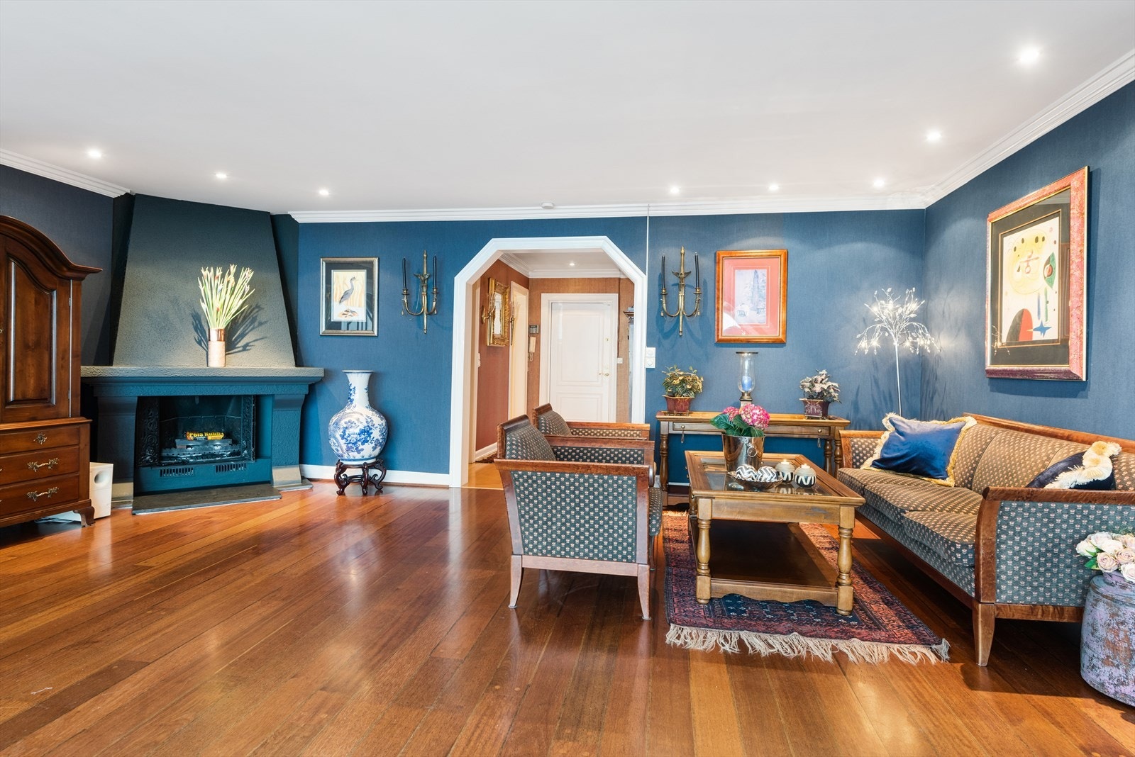 Her ser man mot inngangspartiet og den store hallen i leiligheten. Et svært innbydende inngangsparti. Galleribilde