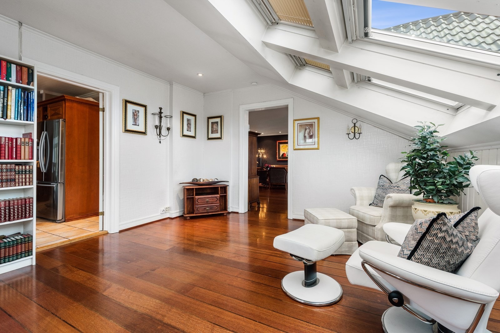 Fra biblioteket er det inngang til kjøkkenet - Dermed passer dette rommet også godt som spisestue. Galleribilde