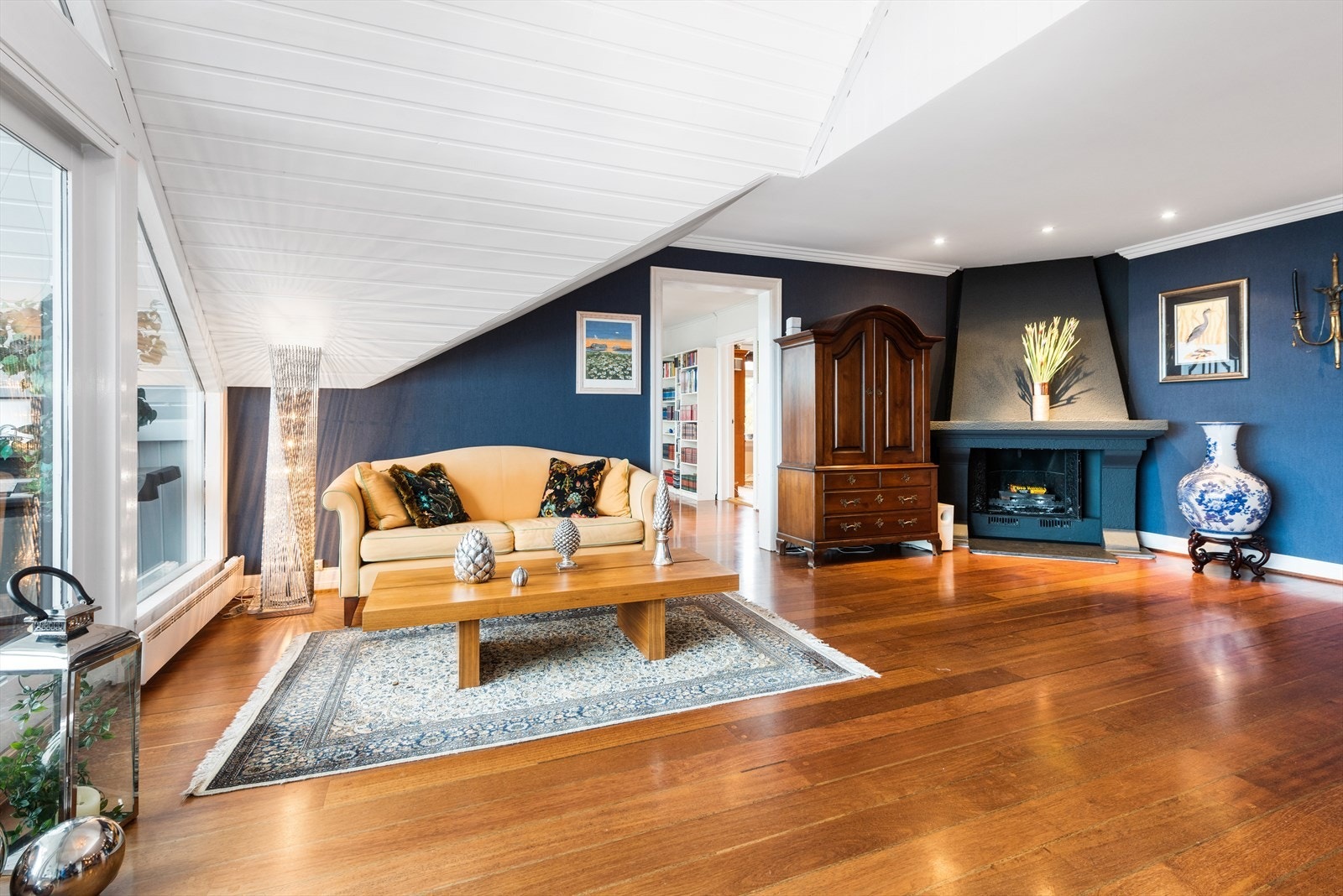 Plassmurt gruepeis bidrar til varme og hygge på kalde høst- og vinterdager. Peisen er fint plassert, og kan nytes fra alle vinkler. Galleribilde