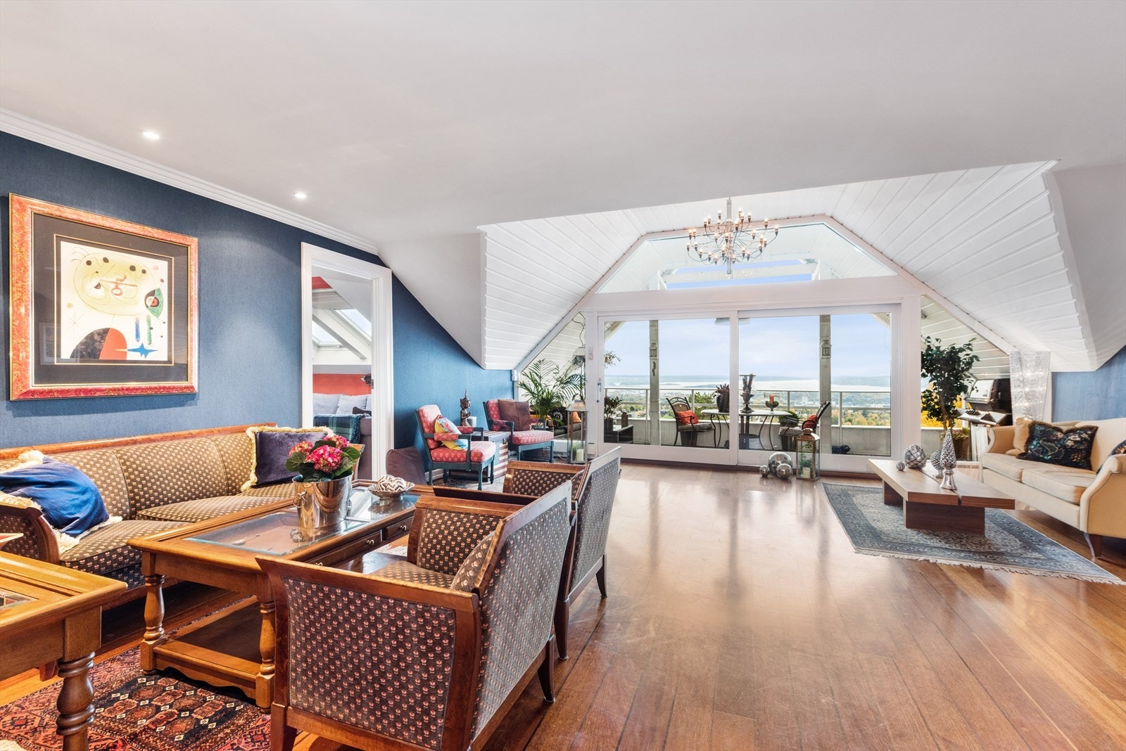 Stor og luftig stue med flotte innredningsmuligheter. Her kan du innrede i flere soner uten å sette romfølelsen på spill. Galleribilde