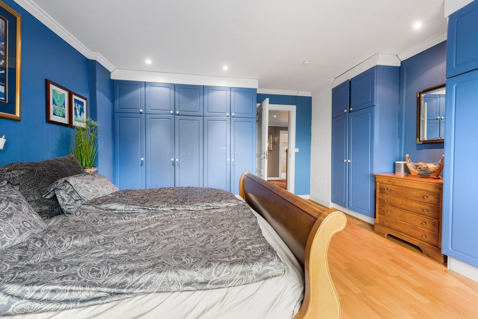 Hovedsoverommet er av god størrelse, med plass til stor dobbeltseng og ønsket møblement. Galleribilde