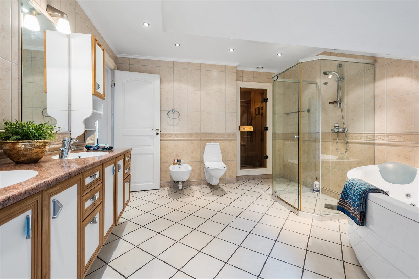 Herfra er det inngang til badstue. Galleribilde