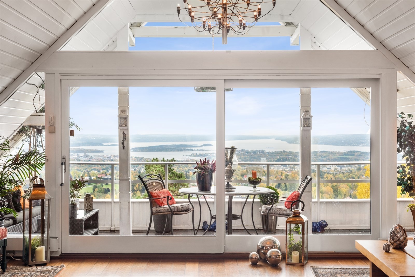 En formidabel utsikt over byen og Oslofjorden fra verandaen, og store deler av boligen. Galleribilde