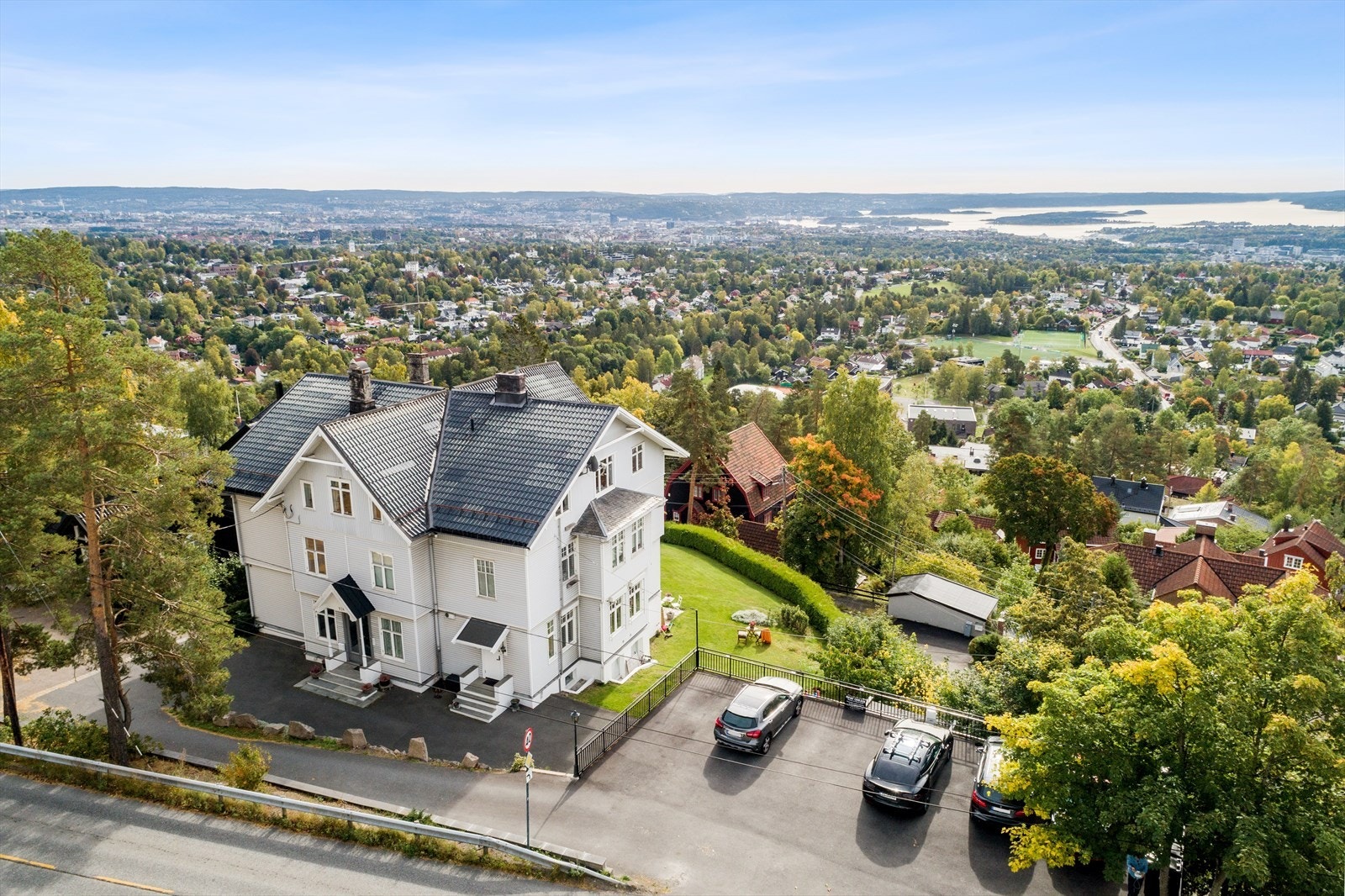 Klassisk villa bygget om til leiligheter i 1990. Høyt, solrikt og fritt beliggende. Galleribilde
