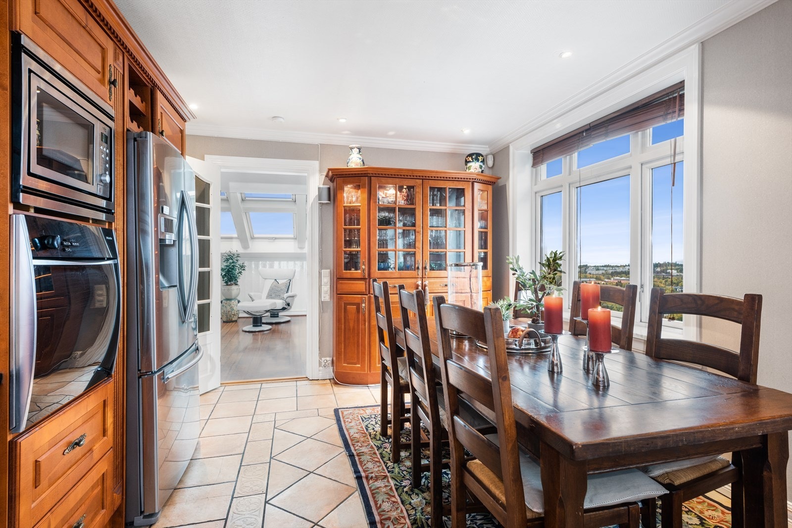 Hvitevarer i form av stekeovn, mikrobølgeovn, oppvaskmaskin og egen nisje for kjøleskap. Galleribilde