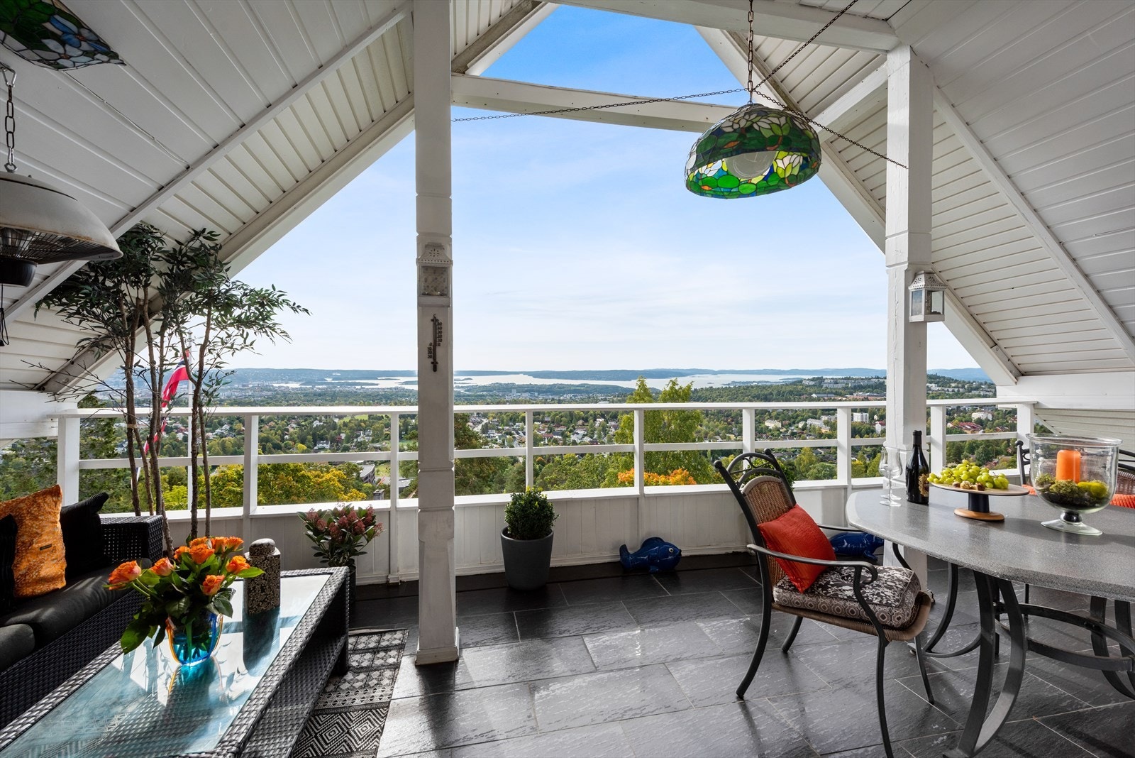 Verandaen har fliser som dekke (2005), og er utstyrt med utelys og utestrøm. Galleribilde