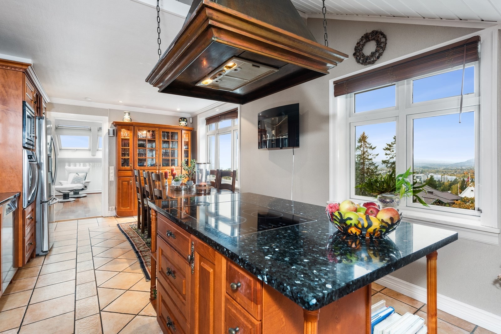 Praktisk og samlende kjøkkenøy med integrert platetopp (ekstra bred) og rikelig med lagringsplass. Galleribilde