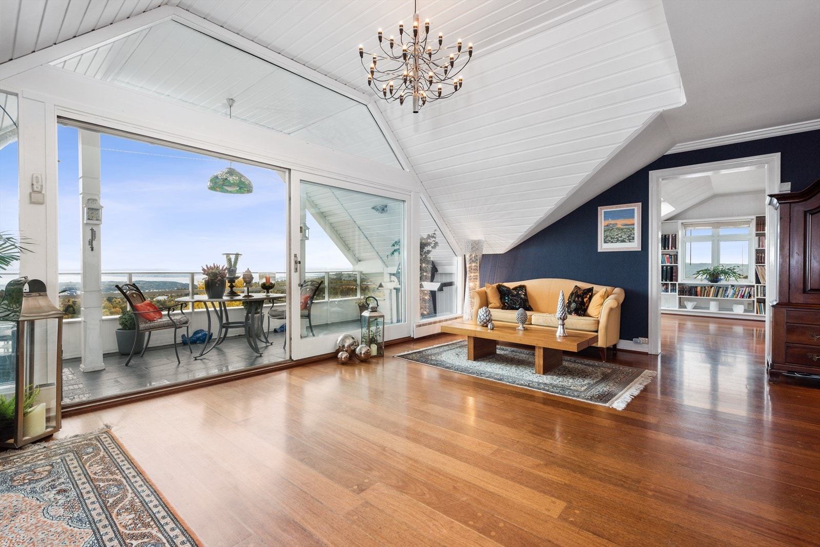 Fra stuen er det inngang til biblioteket. Galleribilde