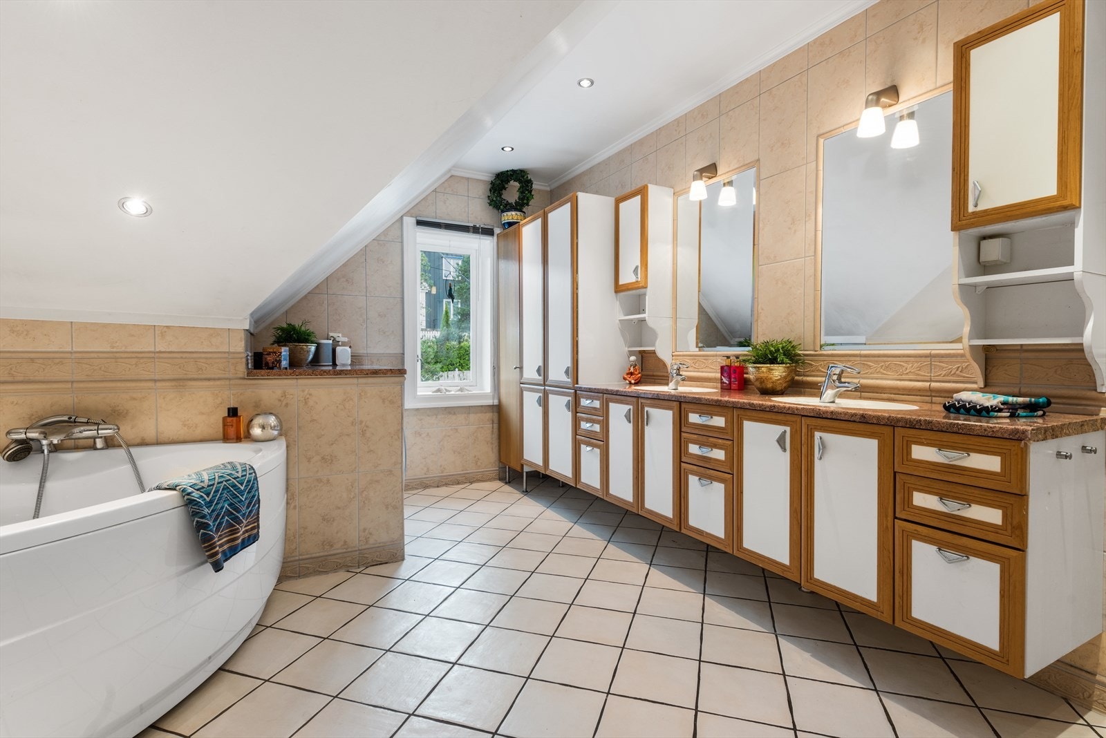 Innredningen består av to servanter nedfelt i steinplate, underskap, to speil med overlys, høyskap, bidé og vegghengt toalett. Galleribilde