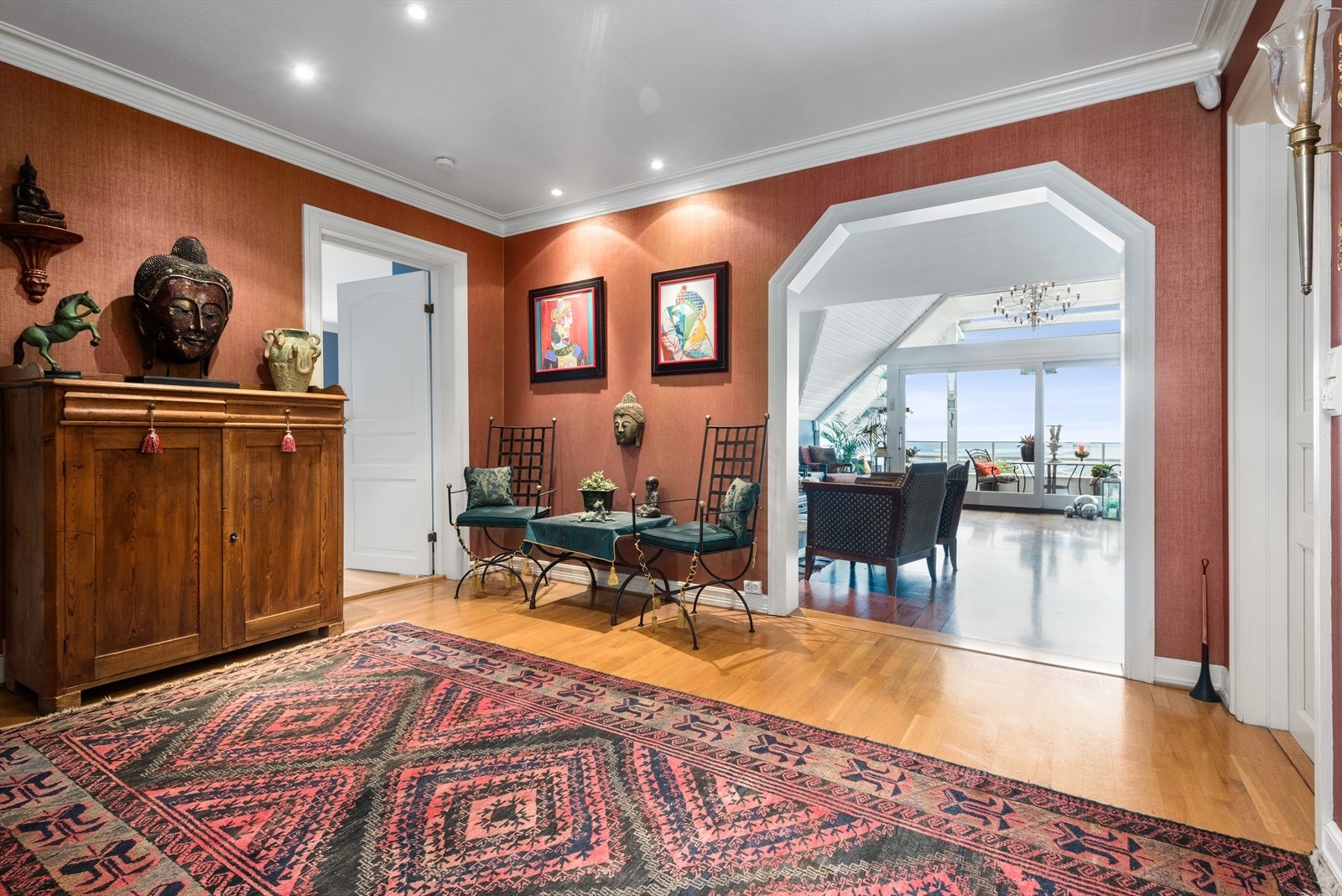 Romslig entré/hall. Galleribilde