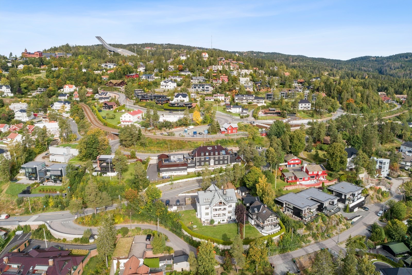 Boligen ligger i et meget attraktivt og fasjonabelt boligområde ved Holmenkollen i Oslo. Kun 100 meter til Besserud T-banestasjon. Galleribilde
