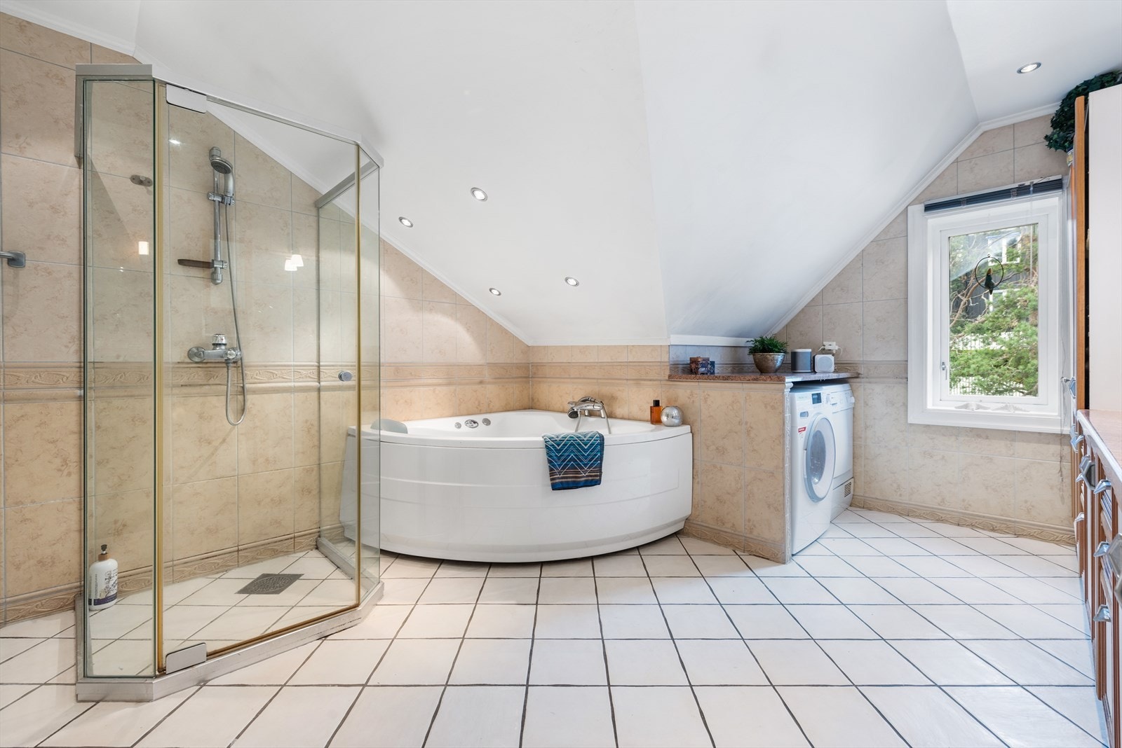 Pent, flislagt bad fra 2003 med varmekabler. Hjørnebadekar m/massasje og dusj bak glassvegger. Galleribilde