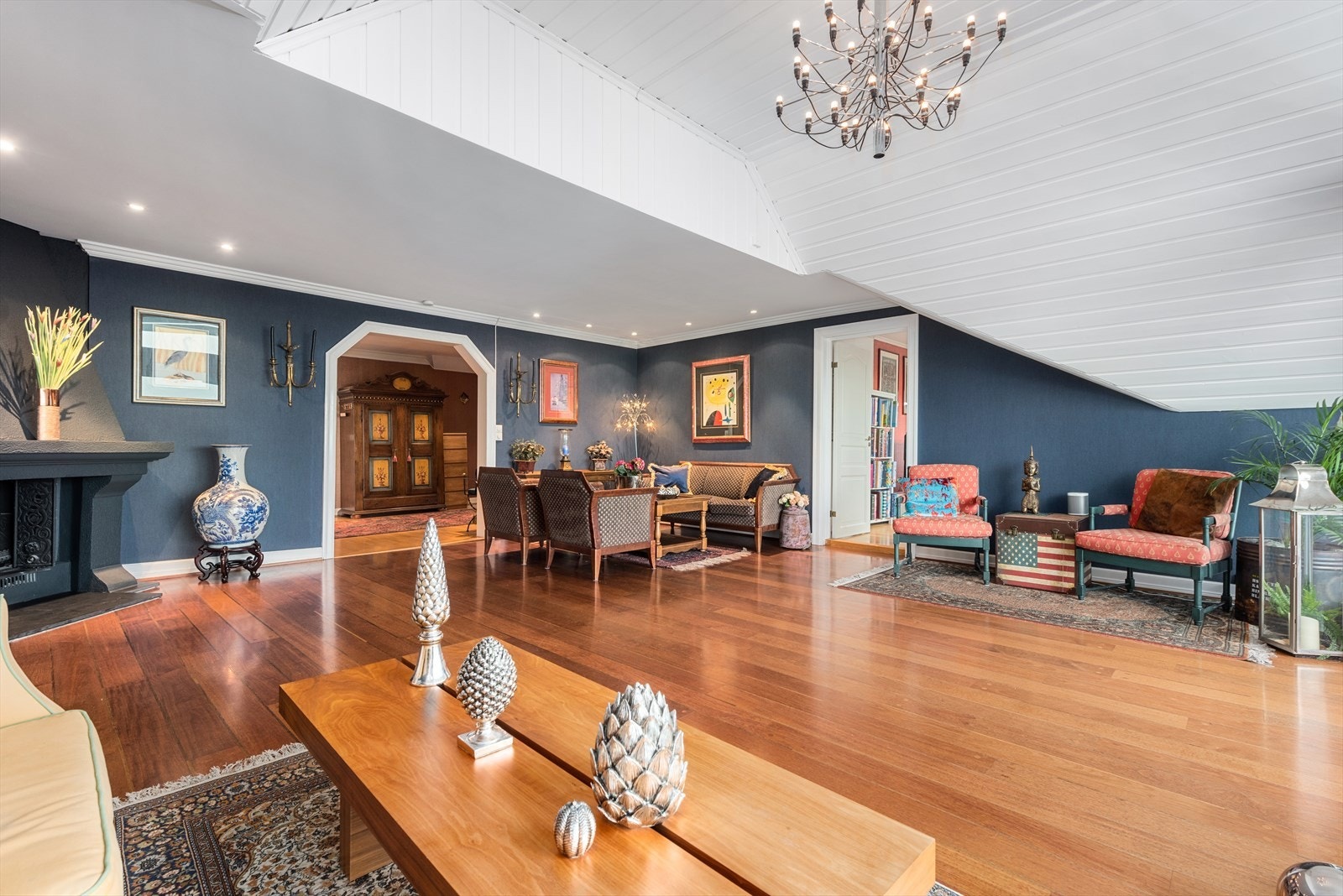 Rommet har en behagelig farge på vegg og flott merbau skipsgulv. Galleribilde