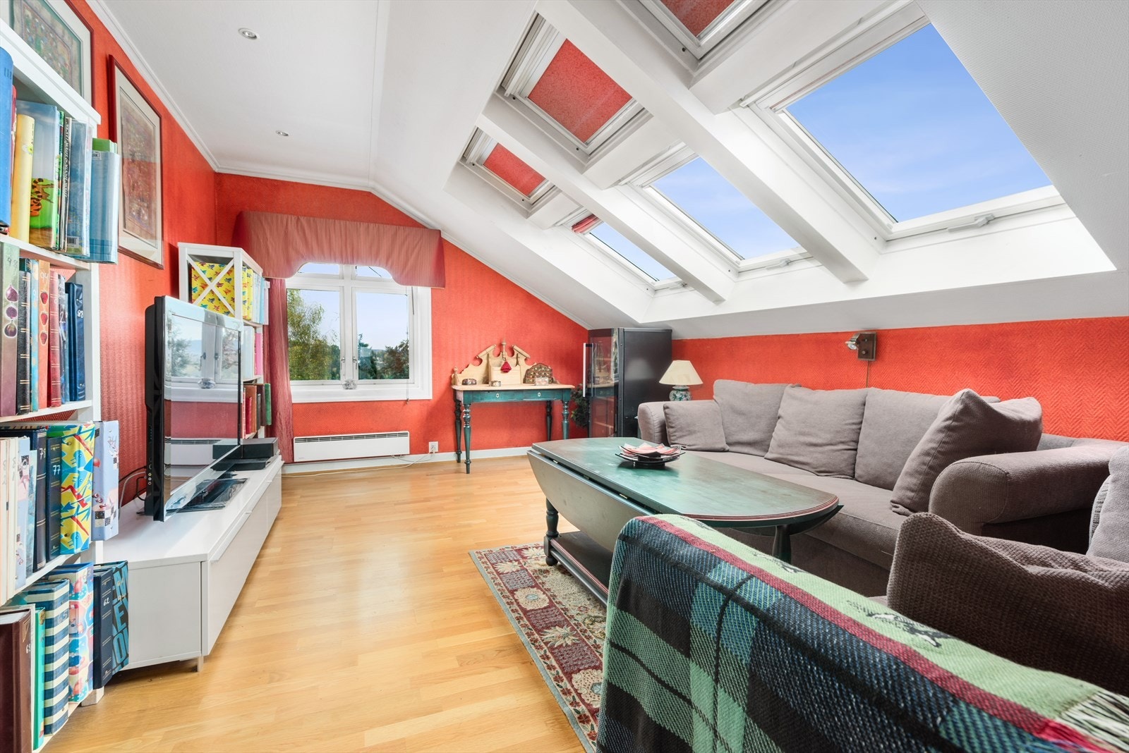 Dette rommet brukes i dag som tv-stue, men passer også fint som soverom. De fine takvinduene bringer flott lys inn. Galleribilde