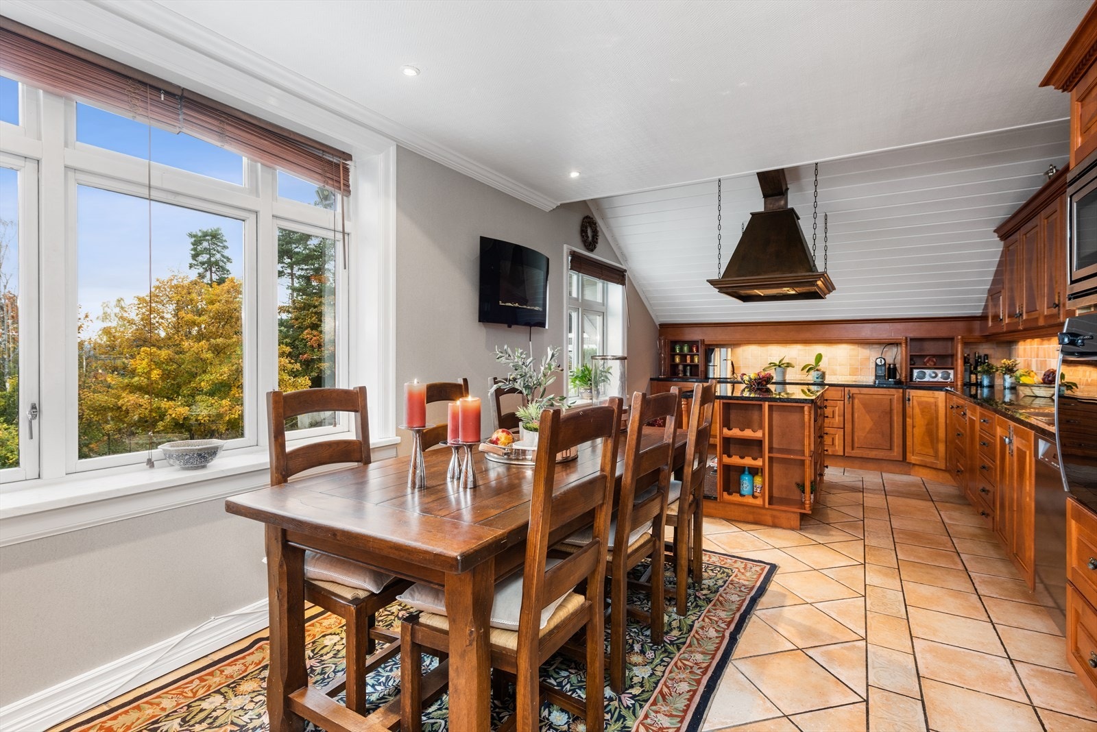 Pent kvalitetskjøkken fra Huseby (2005) med profilerte fronter i heltre lønn og benkeplate i granitt. Rommets størrelse gir god plass til spisebord. Galleribilde