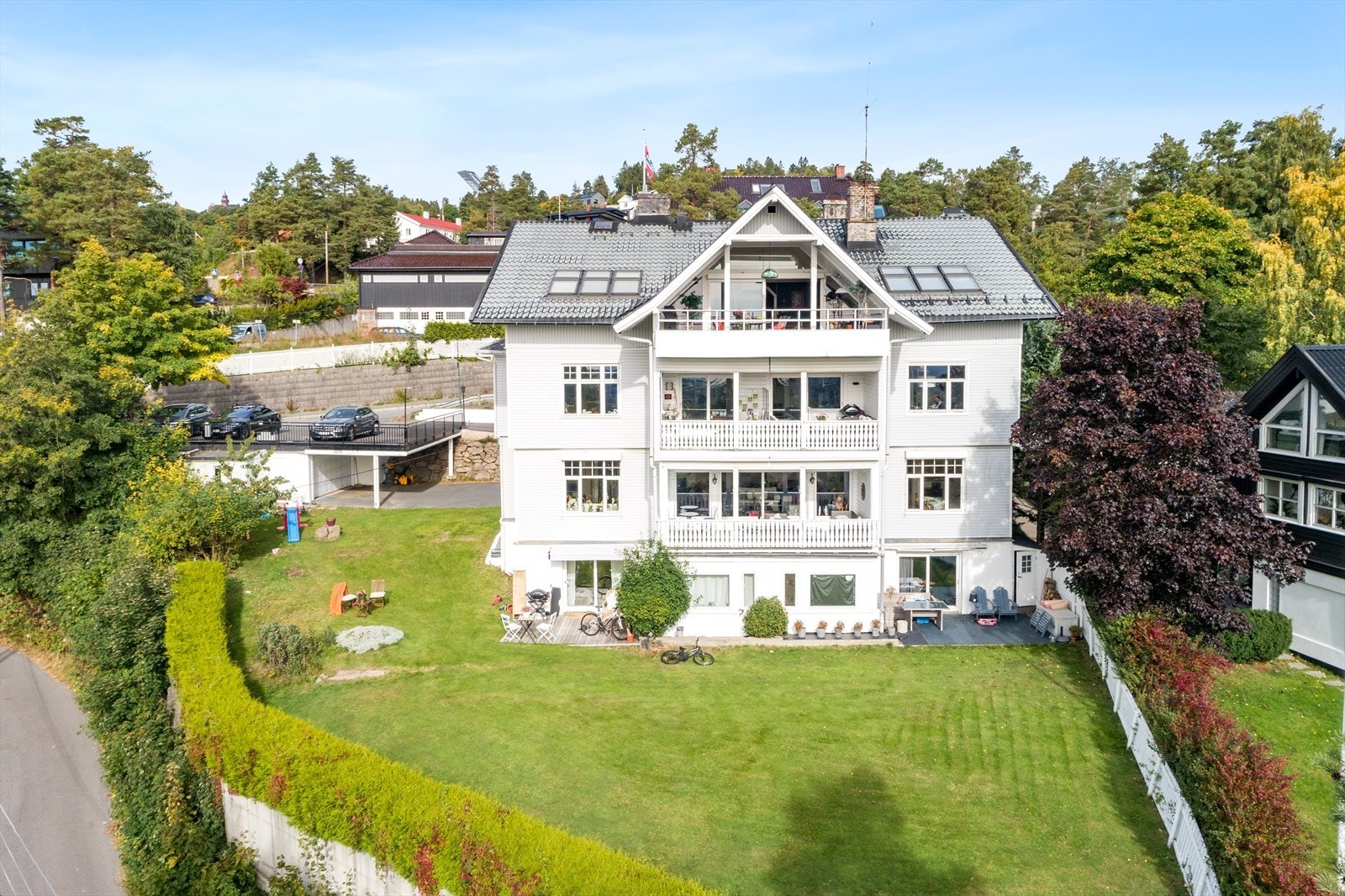 Leiligheten ligger i toppetasjen, helt usjenert og skjermet for innsyn. Det gir en opplevelse av å være litt " kongen på haugen". Galleribilde