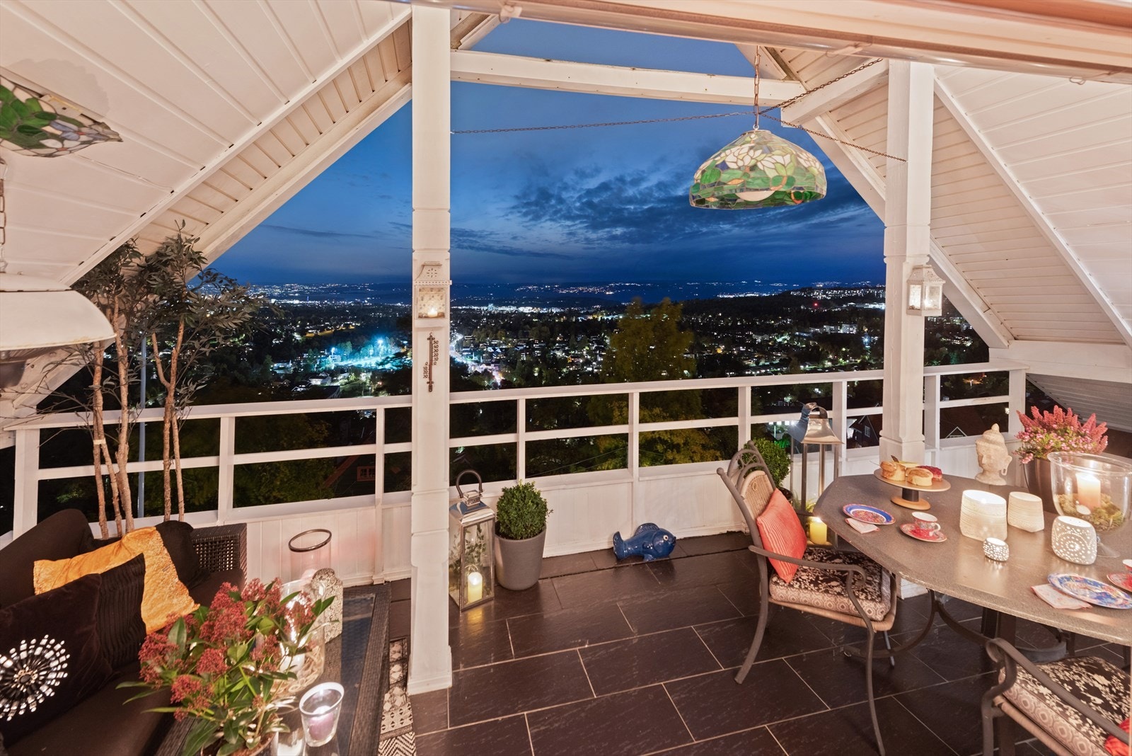 Stor, lun og solrik veranda. Fin plass til ulike typer sittegrupper. Galleribilde