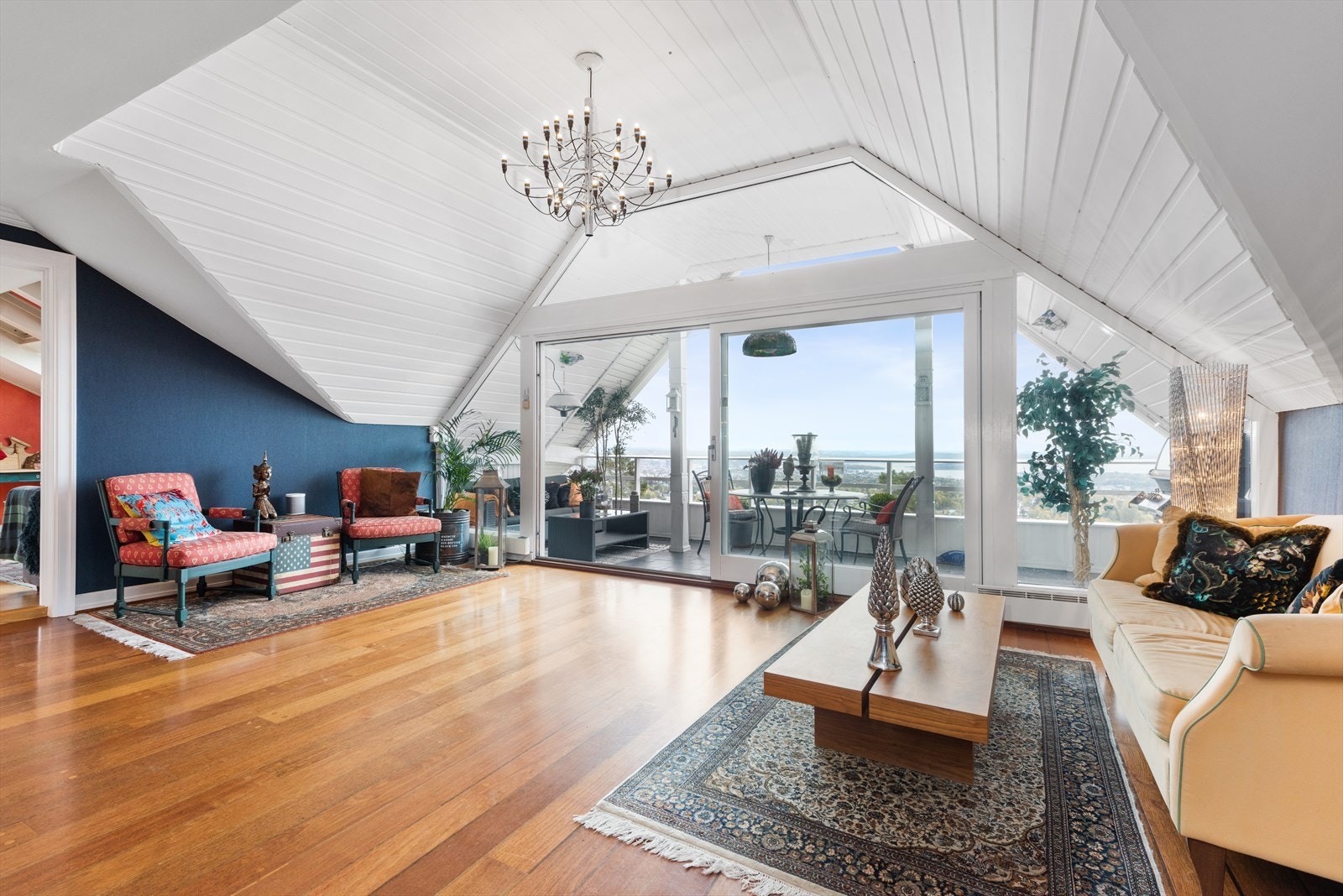 Store vinduer strekker seg fra gulv til tak, og gir rommet et meget lyst og luftig preg. Galleribilde