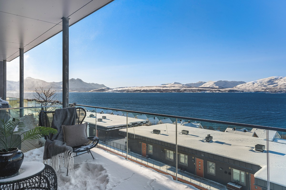 Fra stuen er det utgang til en stor vestvendt terrasse - terrassen kan skilte med gode sol- og utsiktsforhold!