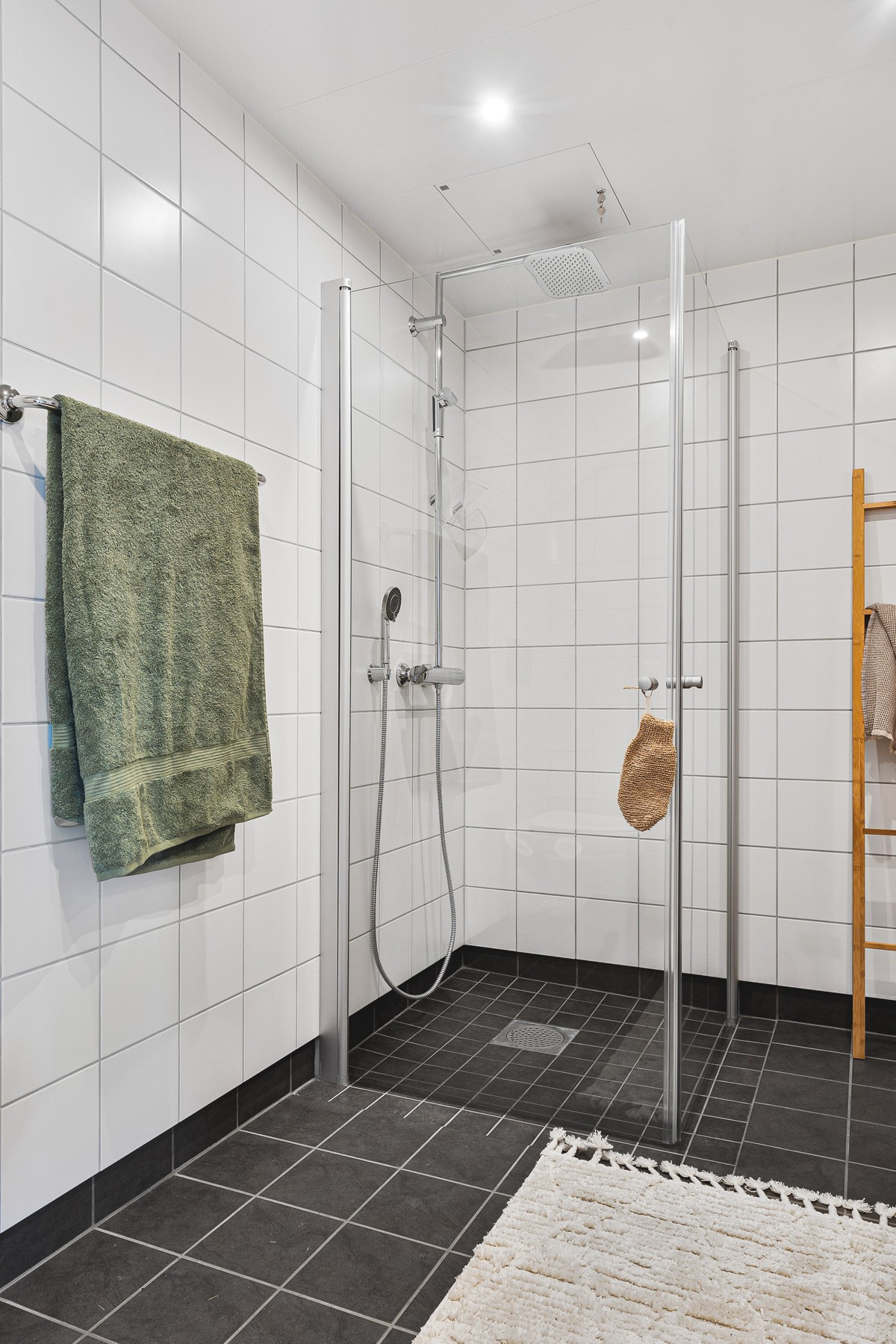Badet er innredet med dusjhjørne, toalett og servant
