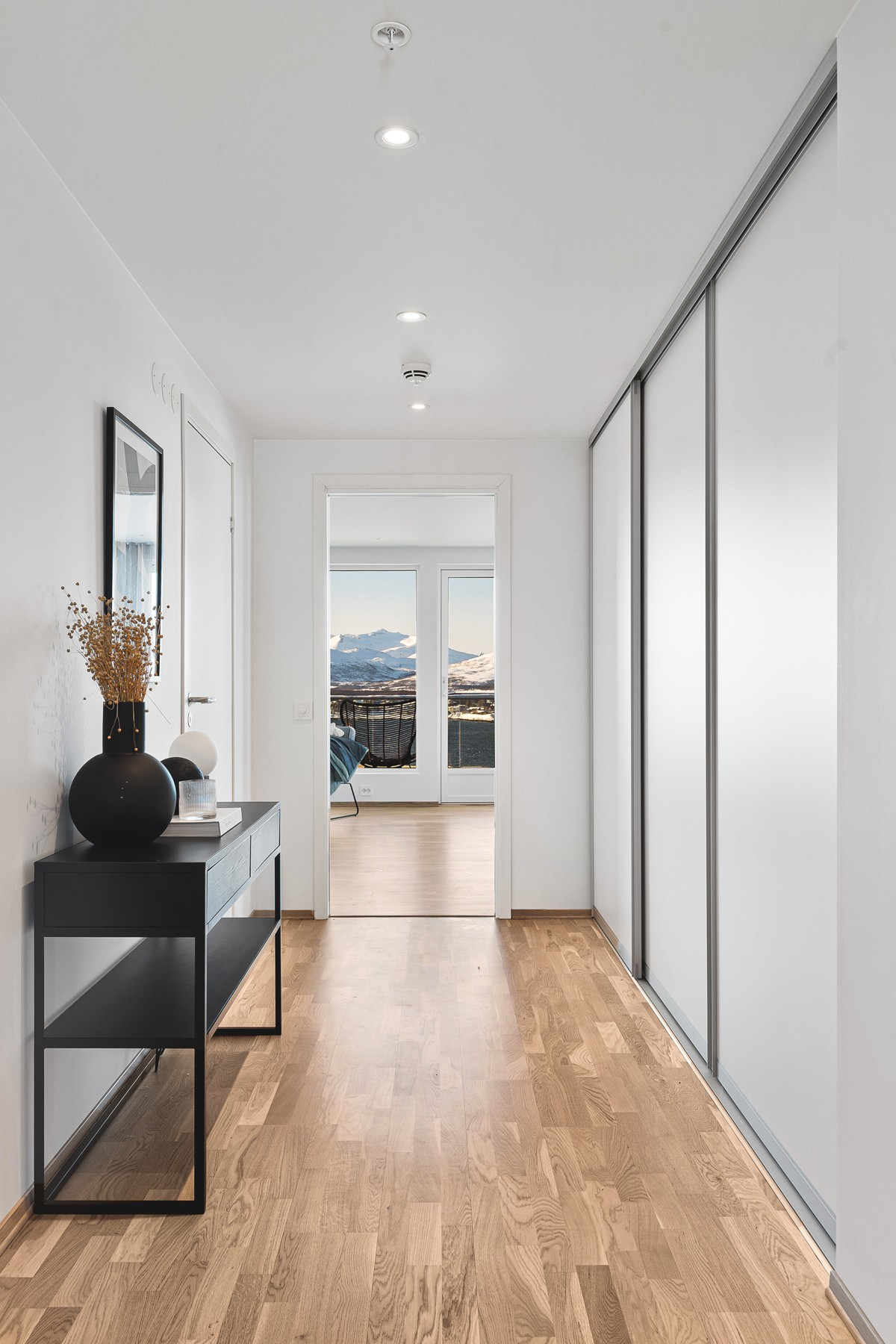 I gang/entré er det godt med oppbevaringsmuligheter i praktisk skyvedørsgarderobe