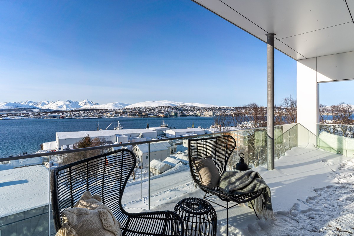 Fra terrassen er det flott utsikt mot Tromsøya, Kvaløya og Malangen