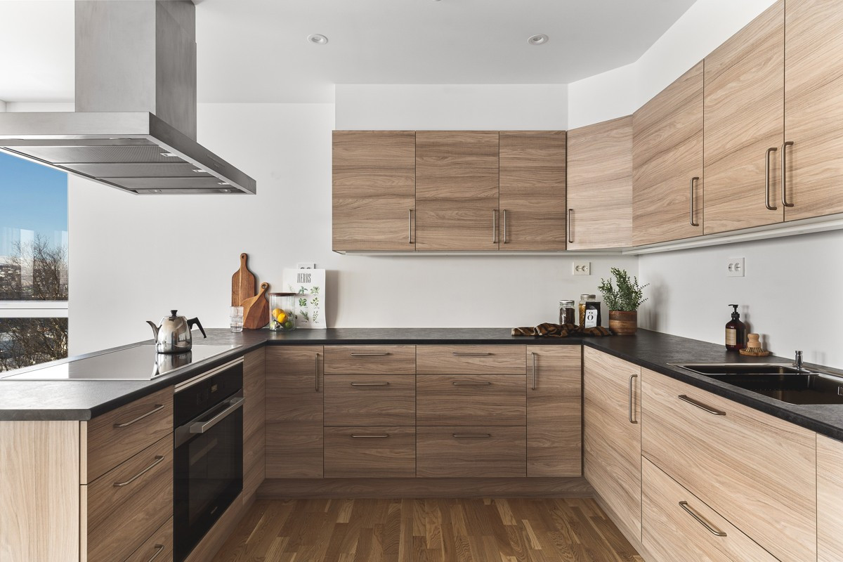 Kjøkkenet er innredet i moderne materiale