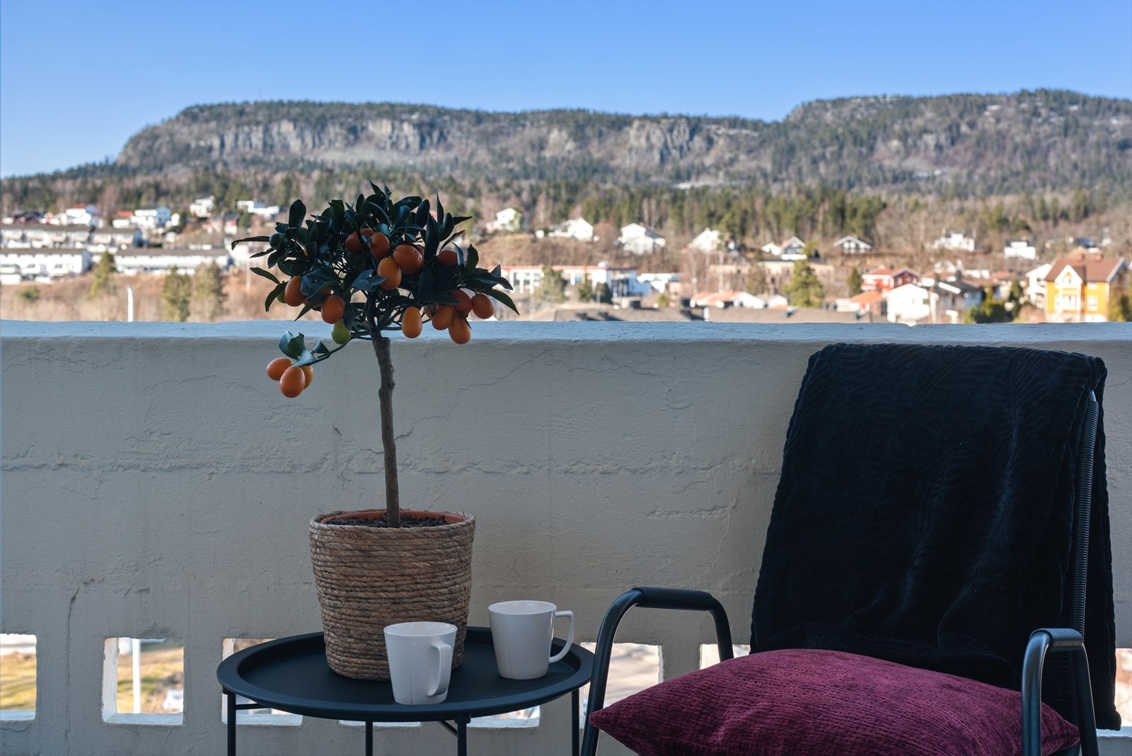 Nydelig utsikt over Kolsås og store deler av Bærum. Her har du sol til sent på kvelden. Galleribilde