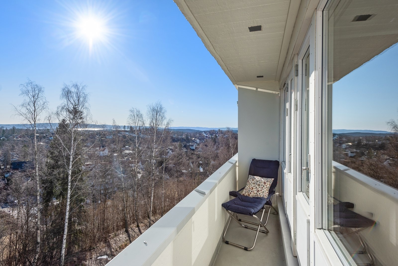 Balkongen med adkomst fra begge soverommene har morgensol. Galleribilde