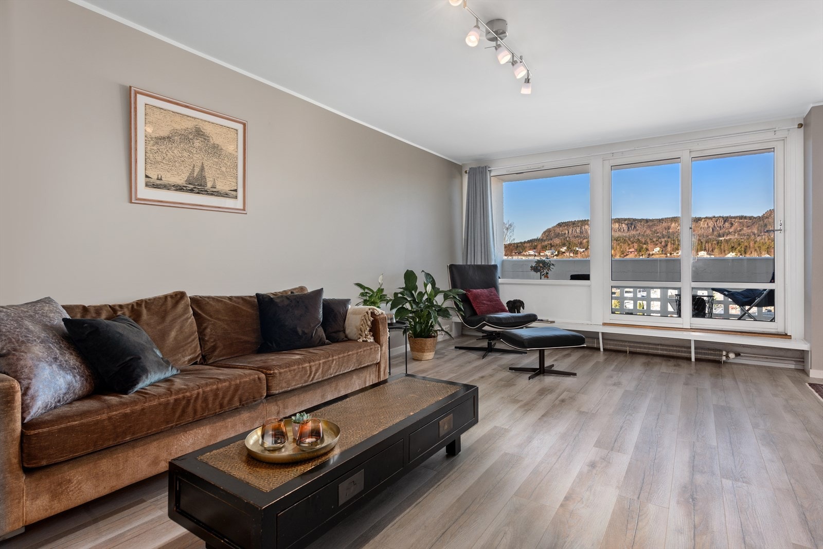 Store lyse flater som slipper inn masse lys og en herlig utsikt. Galleribilde