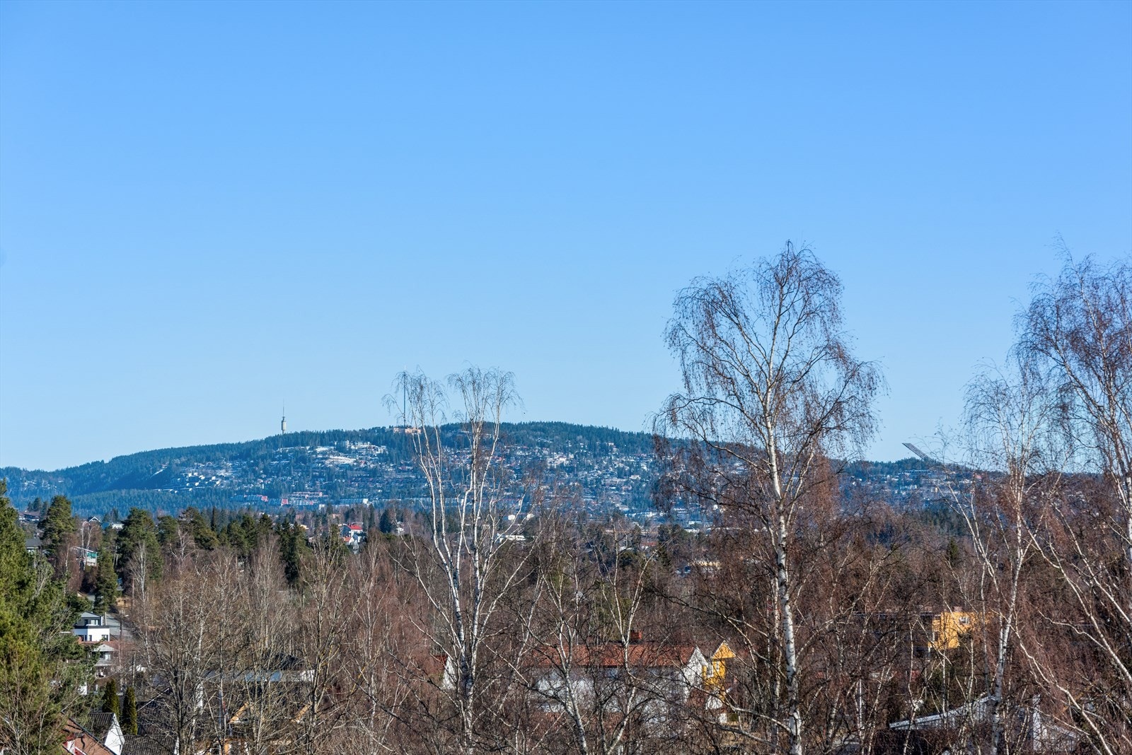Flott utsikt fra balkongen med adkomst fra soverommene er det nydelig utsikt til Holmenkollen. Galleribilde