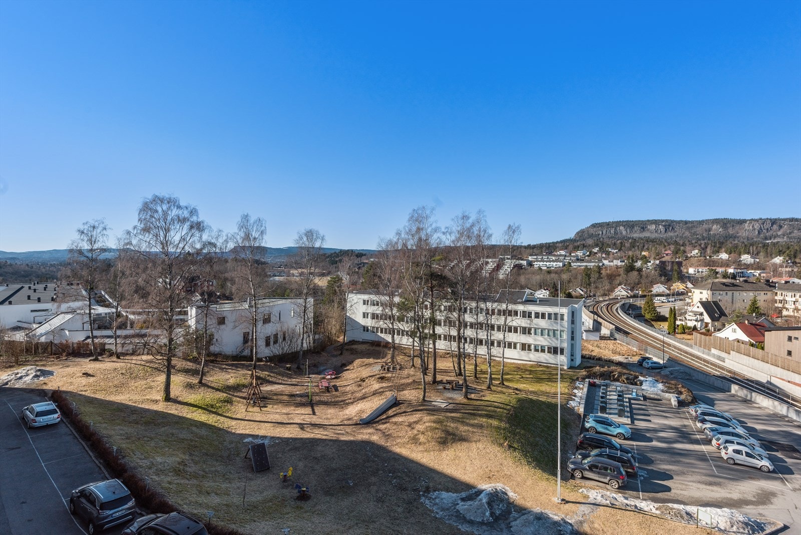 Leiligheten har en god beliggenhet med et pent opparbeidet grøntareal og lekeplass. Kort vei til Haslum t-bane. Galleribilde