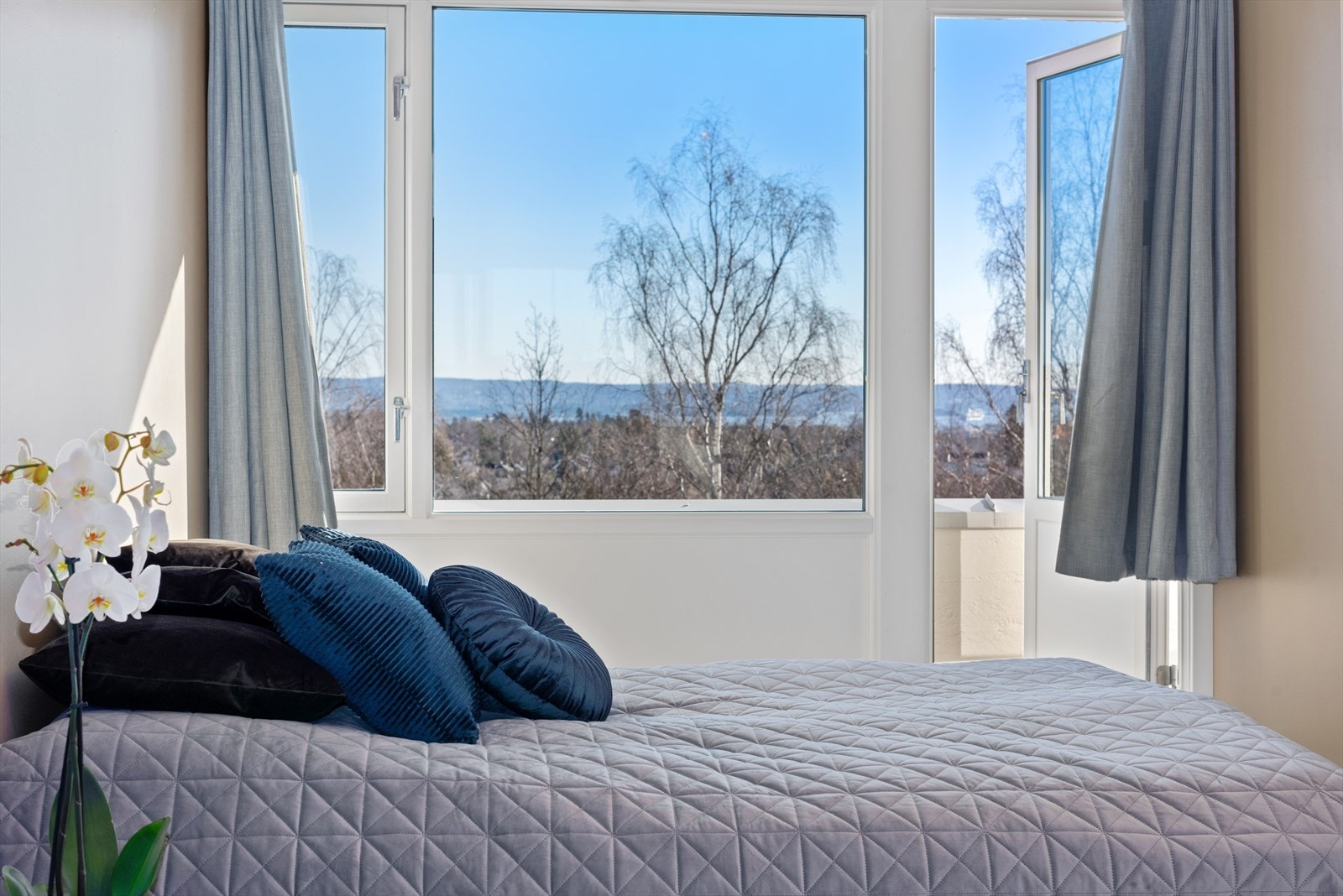 Fra begge soverommene er det egen utgang til balkong. Galleribilde