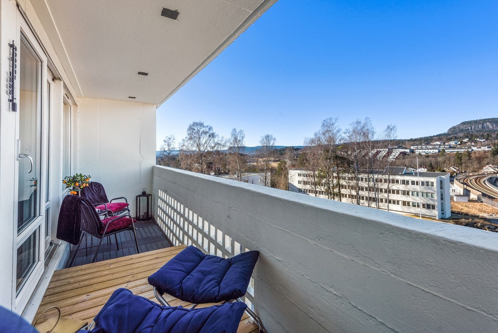 Balkongen er veldig deilig på fine soldager og har en siden som er forhøyet for sollys på hele kroppen. Galleribilde