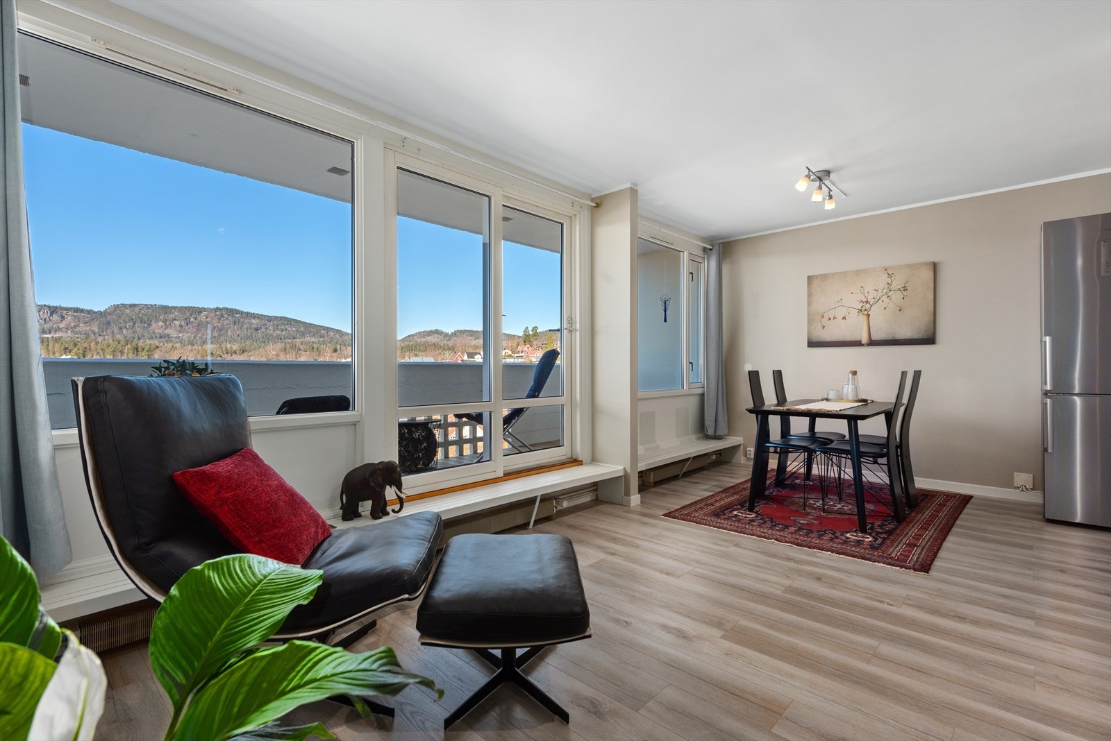 Stuen er av romslig størrelse og deles naturlig i to soner. Galleribilde