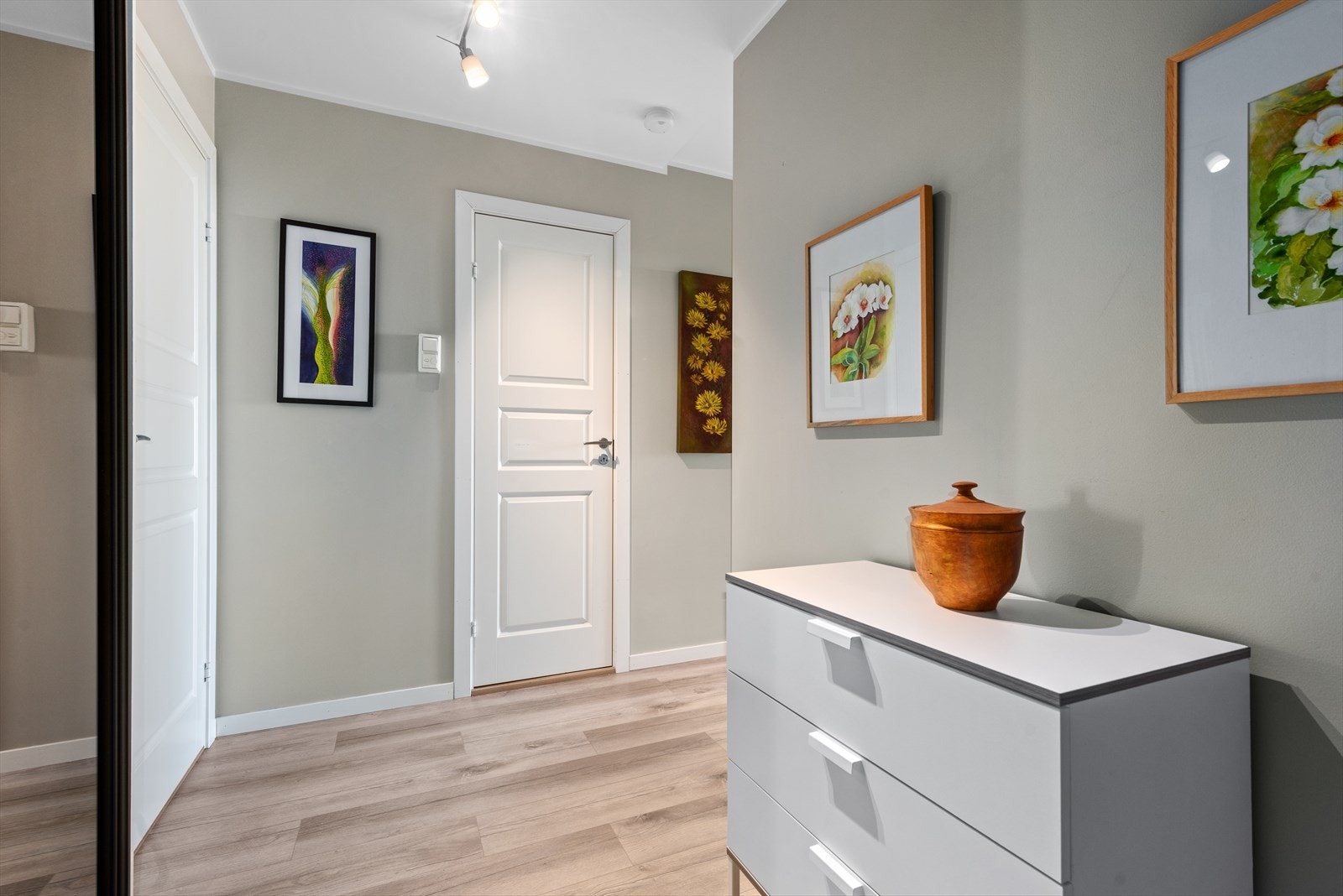 Leiligheten er malt i delikate farger som harmonerer med de fine gulvene. Galleribilde