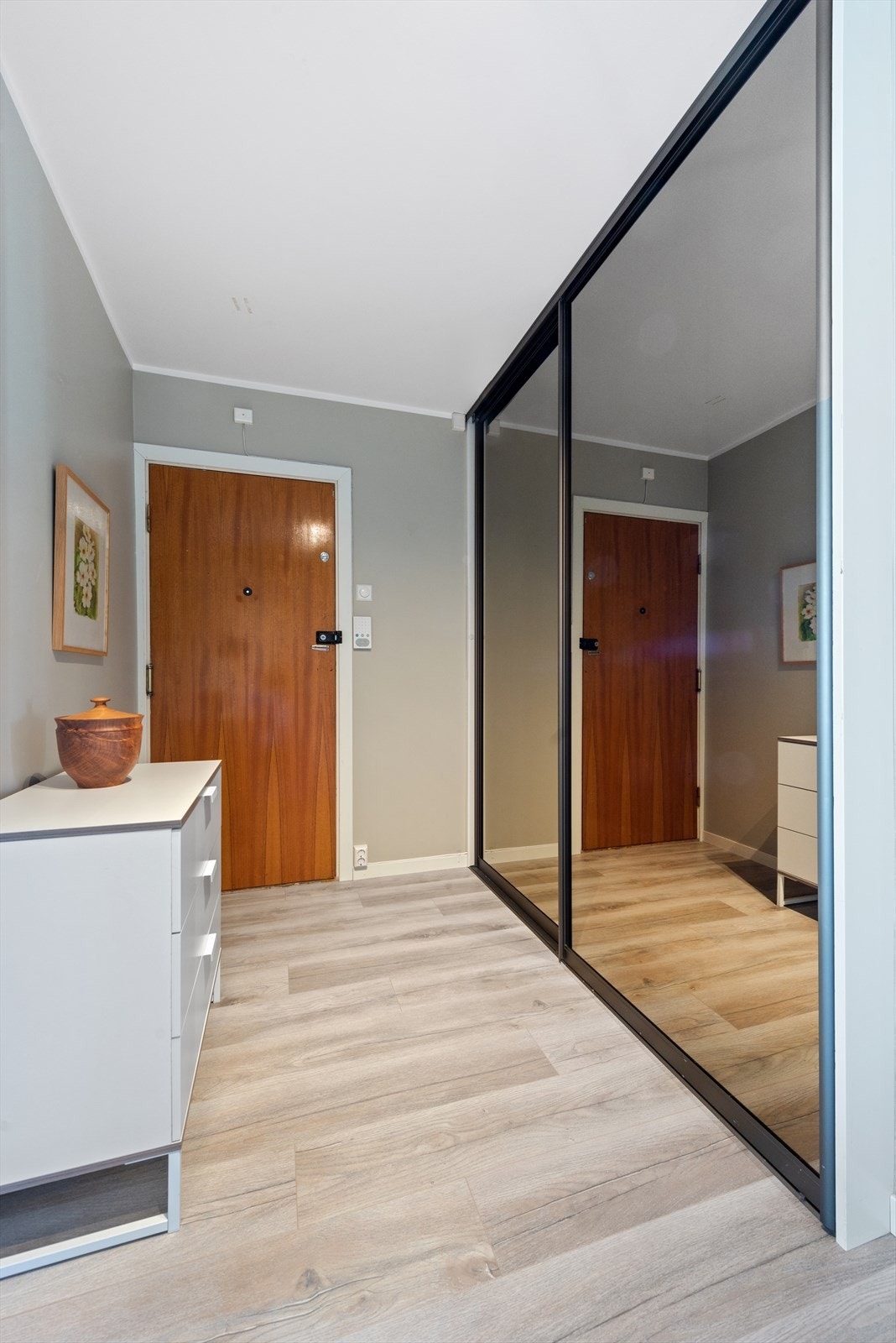 Innbydende entré med stort garderobeskap som gir god plass til yttertøy og sko. Galleribilde