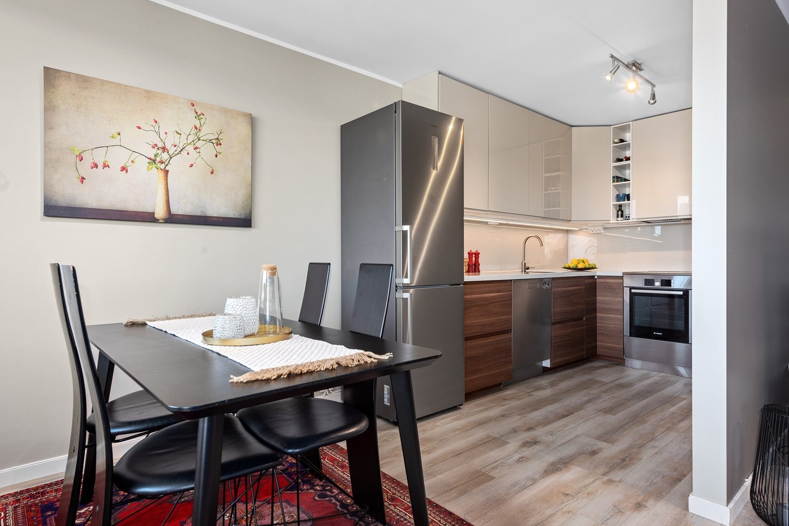 Kjøkkenet er i åpen løsning mot spisestuen. Her får man godt med skap- og benkeplass. Galleribilde