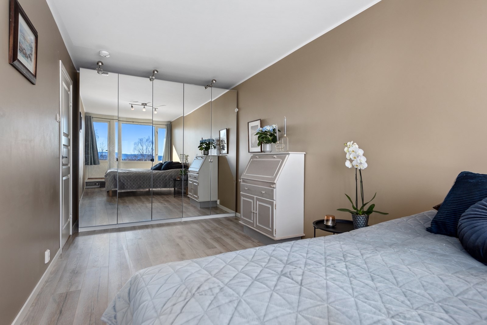 Det er også god plass til garderobeskap. Galleribilde