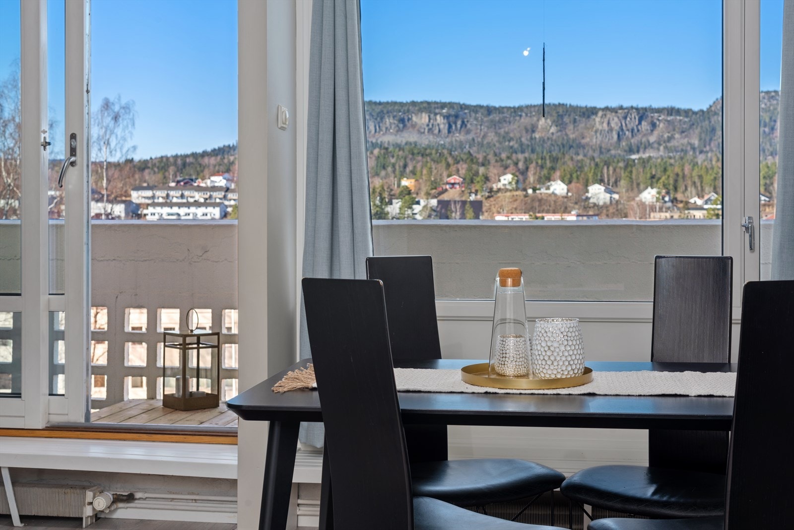 Fra stuen kan man nyte god mat til fin utsikt. Galleribilde