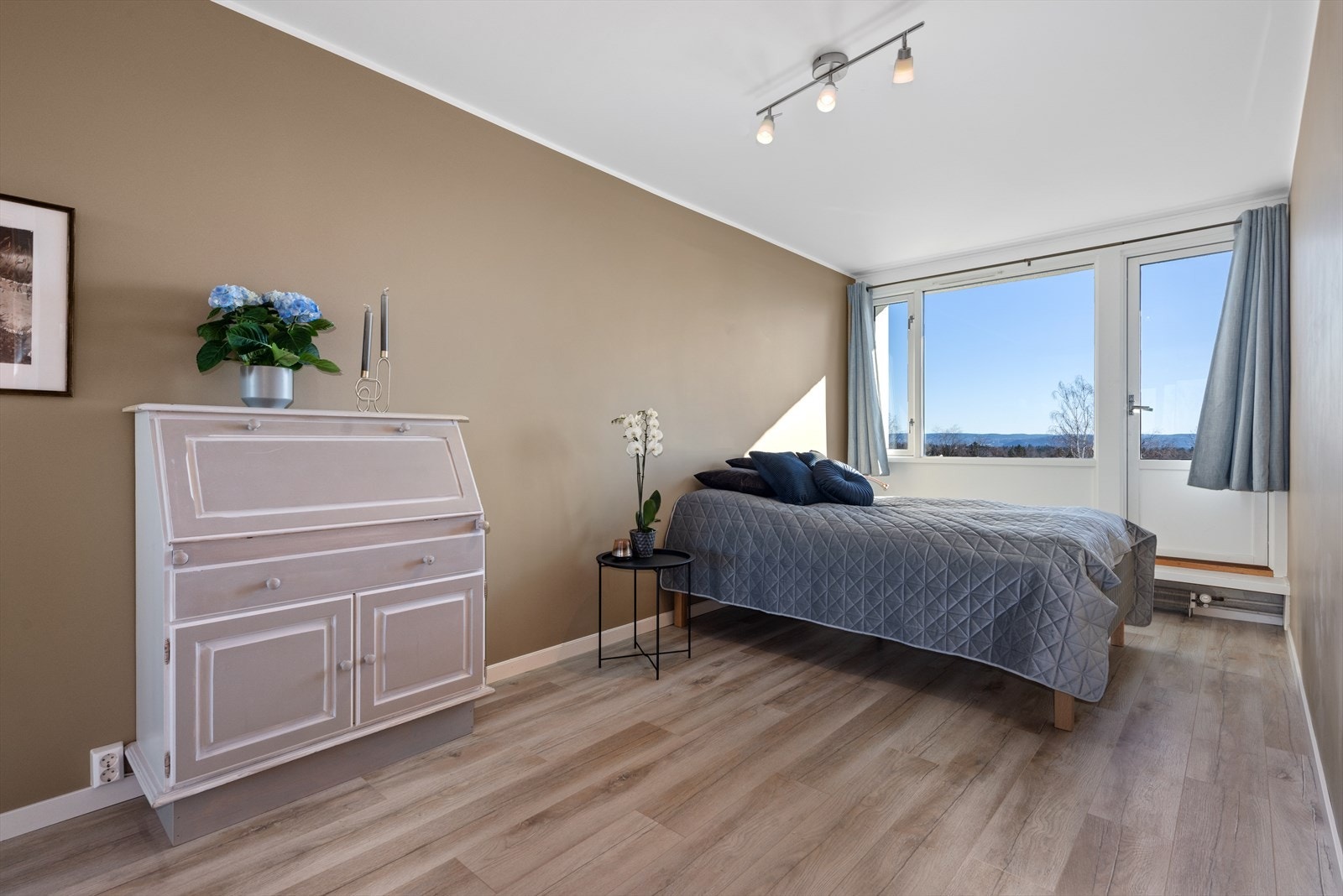 Hovedsoverommet er av god størrelse med plass til dobbeltseng. Galleribilde