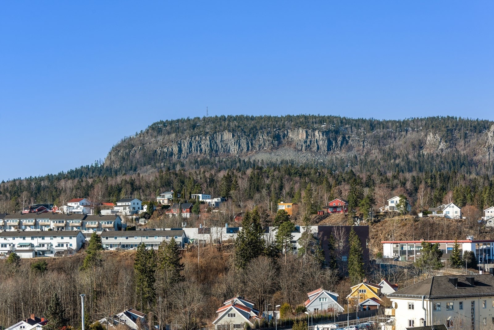 Utsikt fra stuen er nydelig og Kolsåstoppen. Flotte solnedganger kan nytes fra stuen. Galleribilde