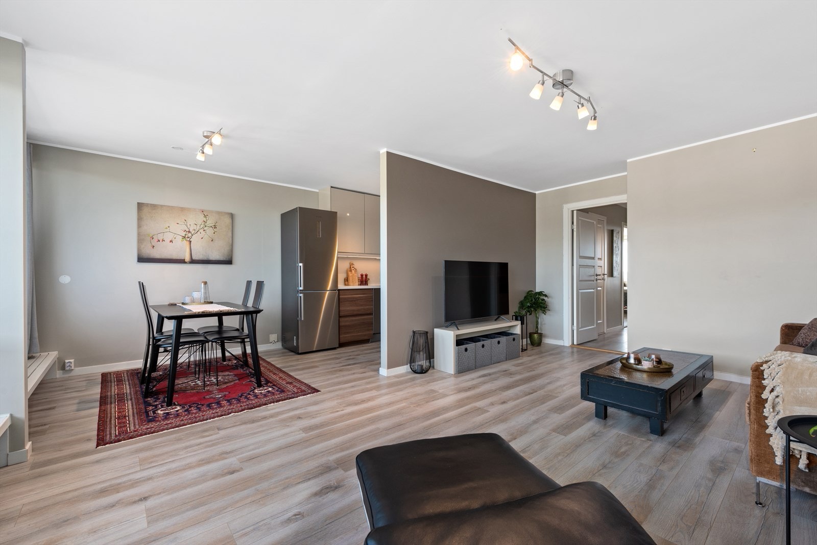 Lys og luftig stue/spisestue med god plass til det man måtte ønske av møbler. Galleribilde