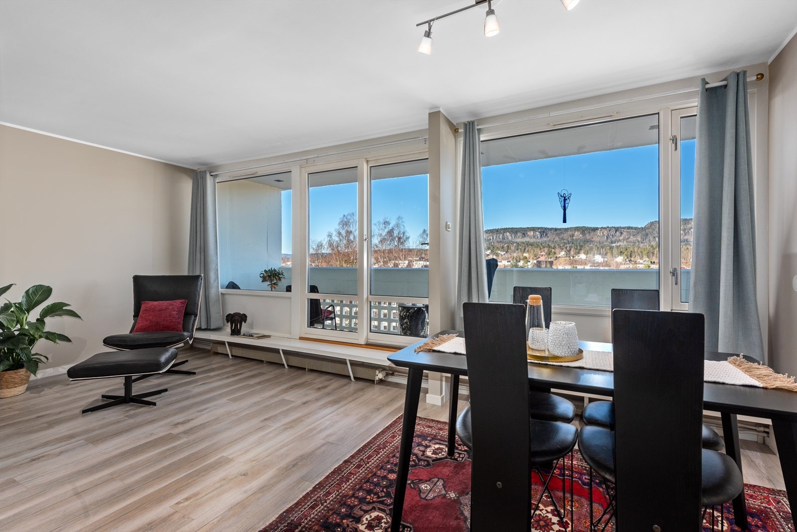 Fra stuen har man tilgang til den ene av boligens to balkonger. Galleribilde