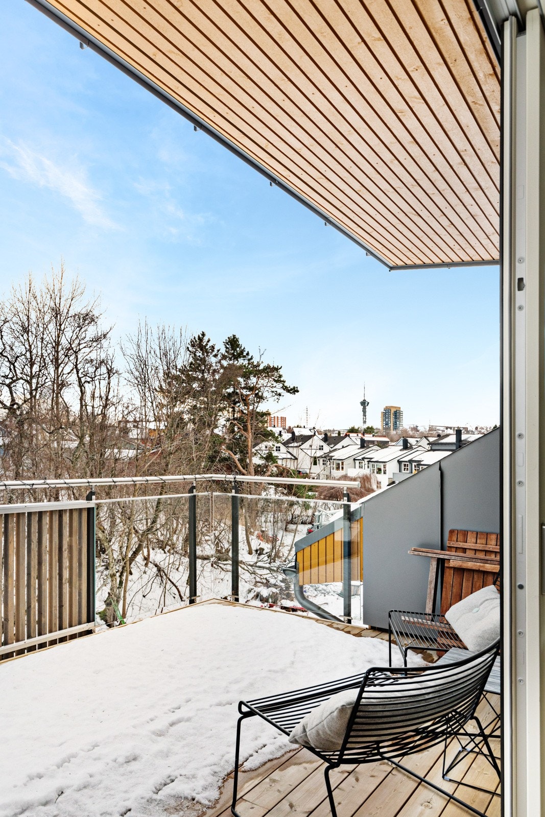 Fra den romslige balkongen kan du nyte utsikten og solgangen. Galleribilde