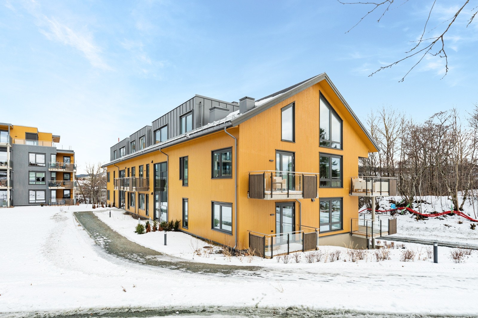 Svært sentral og barnevennlig beliggenhet i populære Bromstad Allé. Det er hyppige bussavganger i nærområde, som bl.a går til sentrum og de fleste store studiesteder som NTNU Dragvoll og NTNU Gløshaugen og BI. Galleribilde